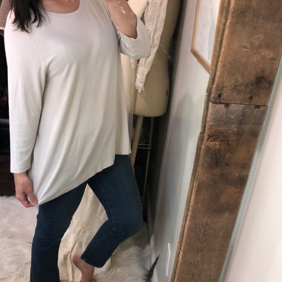 Joan Vass ivory color long sleeve top
Size XLarge cotton blend - Picture 2 of 3